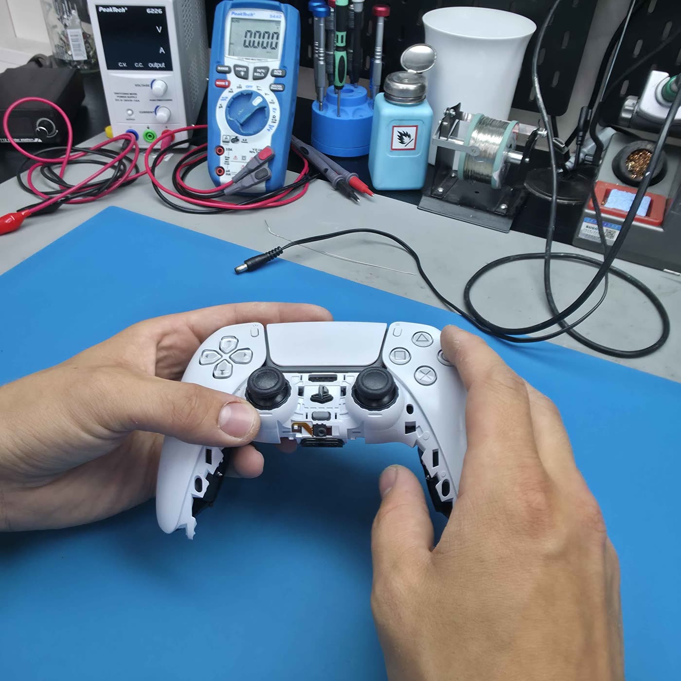 Zerlegter DualSense-Controller bei der Instandsetzung