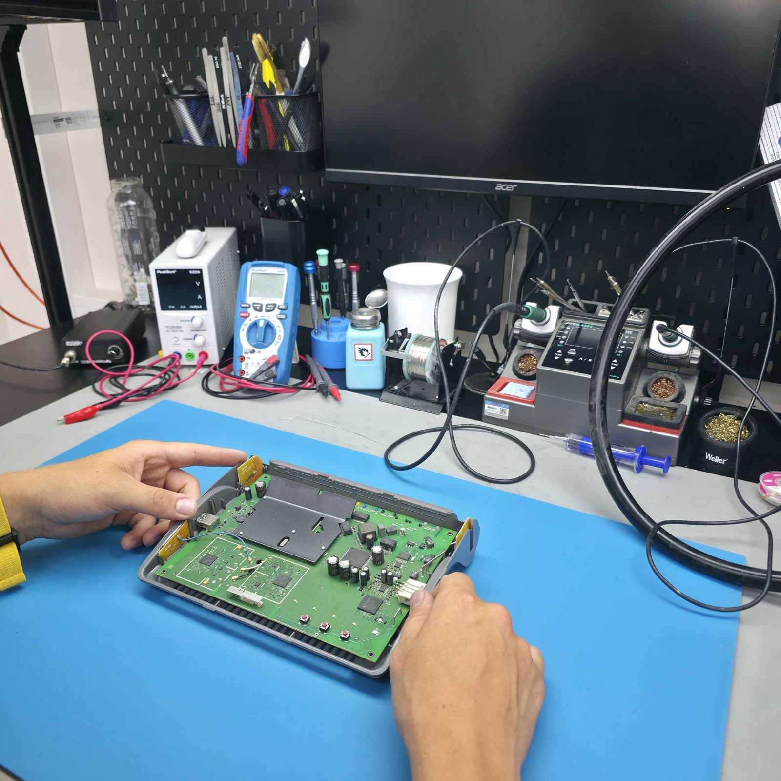 Diagnose an einer geöffneten Router-Platine