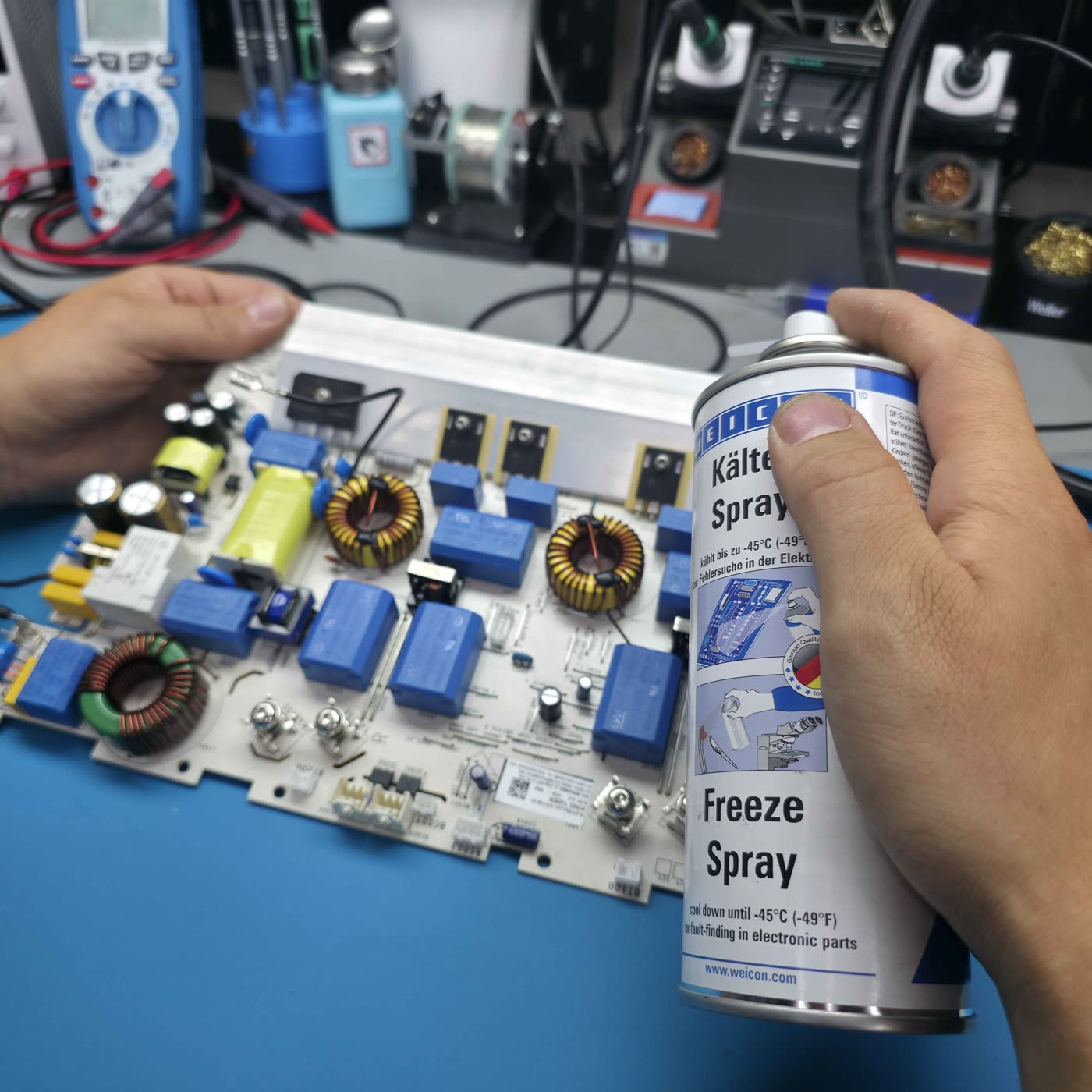 Fehlersuche mit Kältespray an einer Netzteilplatine
