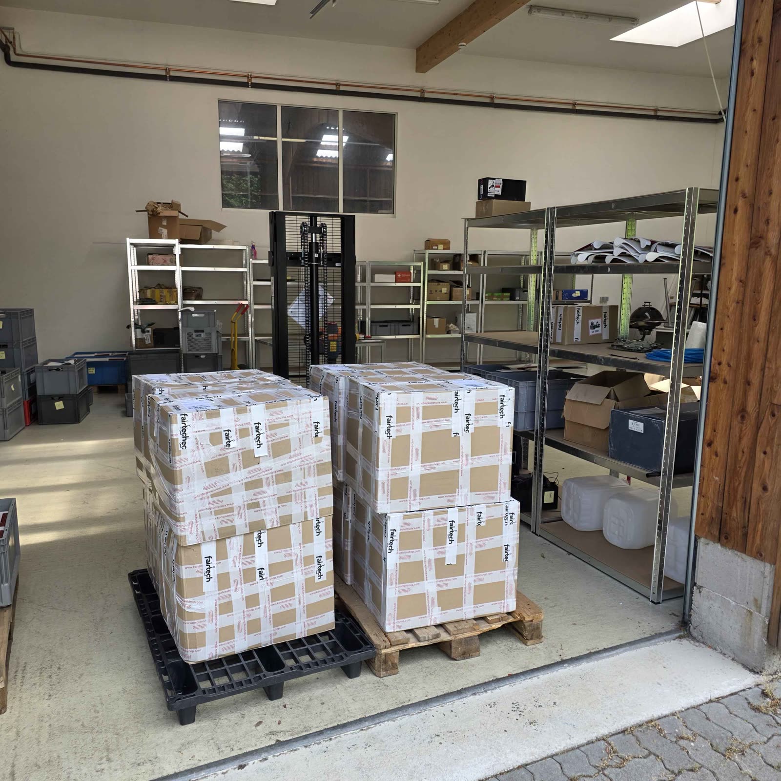 Lager mit Paletten und Regalen am Standort Buxtehude