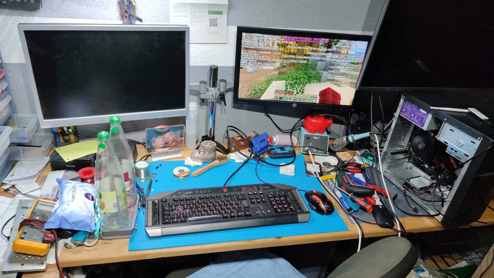 Lukas' erster Arbeitsplatz im Kinderzimmer: Schreibtisch mit Lötstation, Multimeter und Lötzinn