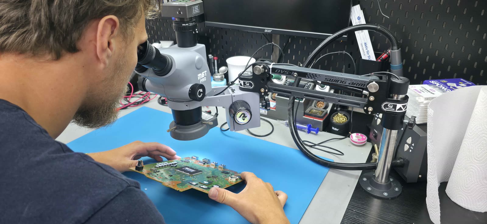 Platinen-Reparatur unter dem Stereomikroskop bei FairTech