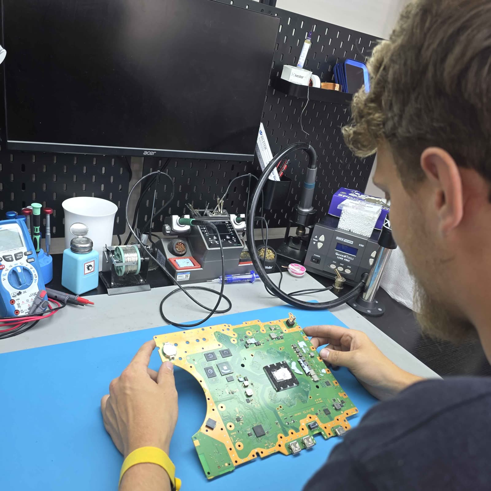 PS4-Mainboard auf der Werkbank bei FairTech