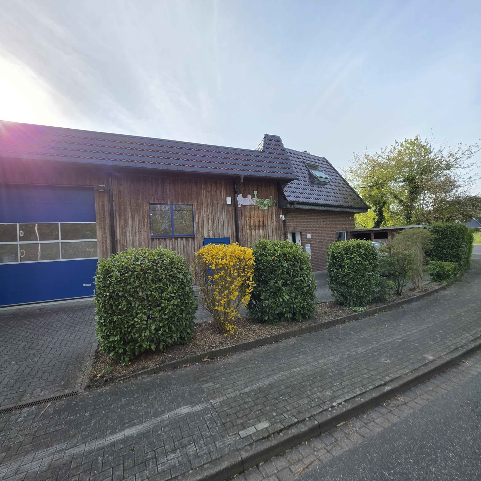 Das FairTech-Werkstattgebäude in Buxtehude mit Schriftzug